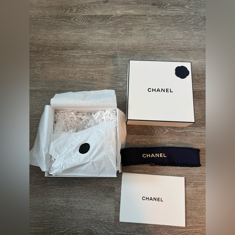 CHANEL Gift Box Set Large White Box + Ribbon + Card Authentic Packaging New - Picture 2 of 8